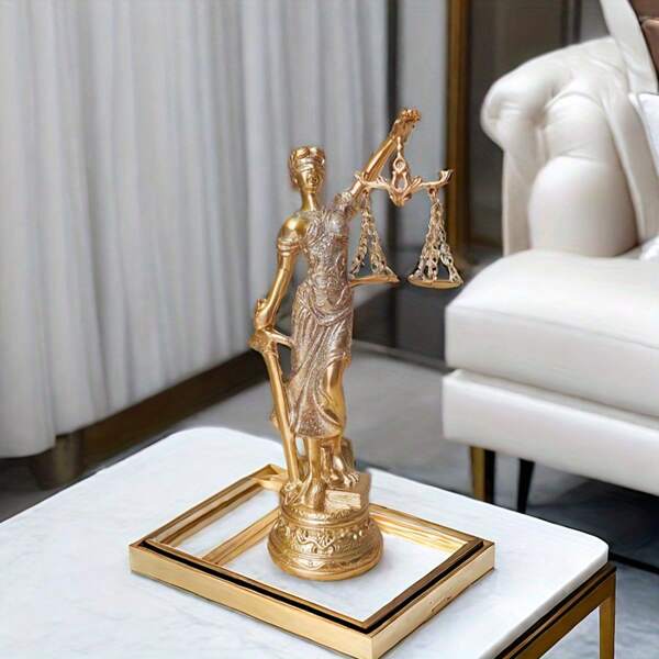 Um escritório em casa, justo, justo, estátua de resina da deusa grega e romana, segurando uma balança de justiça absoluta