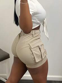 Steph T Short cargo de cintura alta color caqui con detalles de cinta, bolsillos con solapa, espalda elástica, shorts casuales cómodos de verano, estilo de moda para mujer del Y2K Rave - Caqui - Ver 9