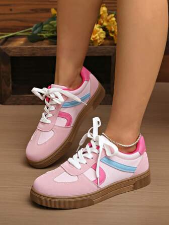 1 par de zapatos de skateboarding de punta redonda con cordones para mujer, zapatillas planas versátiles con cordones en color blanco, zapatillas deportivas de skate de corte bajo