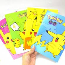 pokemon Pokémon, 4/A 32-seitiges Pikachu Notizbuch, Pikachu Beschriftetes Notizbuch, geeignet für Studenten zum Schreiben von Notizen, 20,8 x 14,5 cm [Coverfarbe Muster zufällig]. Eine Stift als Geschenk, die Farbe des Stifts ist zufällig