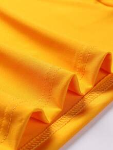 2 件套男士休闲户外圆领字母印花短袖 T 恤和抽绳腰侧袋短裤，夏季服装