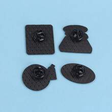 1 件酷炫黑胶唱片主题胸针、复古音乐黑胶唱片别针、时尚黑胶唱片灵感胸针，采用酷炫复古音乐主题的设计，非常适合音乐爱好者，尤其是那些欣赏黑胶唱片文化并寻求个性化配饰的人，它为学校的装备背包增添了复古而时尚的氛围