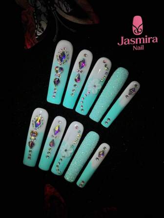 10件手工盔甲套装，超长棺材造型，清新薄荷蓝搭配纯白，手工雕刻，色调优雅。指甲表面镶嵌彩色水钻，排列成华丽的图案，光彩夺目，哑光质感与亮面设计相结合，营造出独特的层次感和奢华感。DIY美甲用品，适用于各种场合，例如女士派对、约会、节日礼物等，可重复使用的按压式美甲。