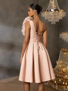 Faeriesty Elegantes Satin A-Linien Kleid mit Off-Shoulder Ausschnitt und Rüschendetails - Abendkleid für Hochzeiten, Galas, rote Teppich Events und schwarze Binden-Partys - Champagnerfarben - Übersicht 3