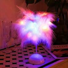 1 pièce Lampe de table à LED avec flamme artificielle romantique et plume - Style nordique moderne, lumière de nuit romantique. Alimentée par 3 piles AA (piles non incluses). Convient pour les têtes de lit, les bureaux, les salons, les anniversaires, les décorations de fêtes. Également un choix idéal pour les cadeaux d'anniversaire.