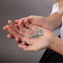 90 件天使钥匙扣礼品套装：30 个天使饰物 + 30 个袋子 + 30 个标签，装在透明硬纱袋中，用于 DIY 钥匙扣制作，附有感谢标签