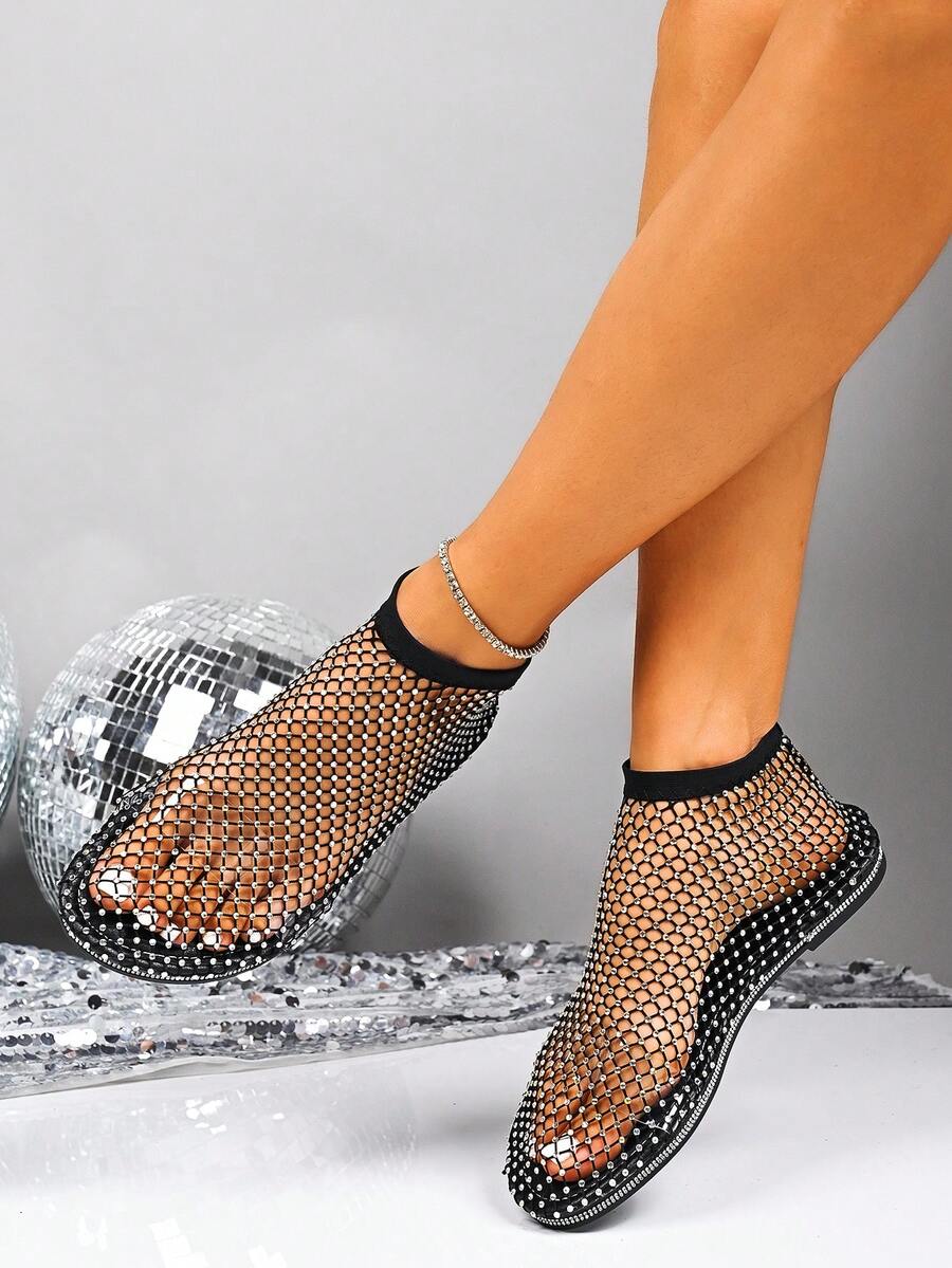 Damen schwarze modische bequeme Sandalen mit rundem Zehenbereich, Cut Out Mesh, Strass-Dekoration, leicht atmungsaktiv, sexy, elegant, Slip-On Flache Sandalen - Schwarz - Übersicht 1