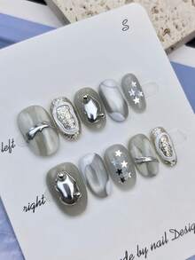 10 Stücke handgefertigte ovale Kunstnägel pro Set, mit silbernem Stern-Katzenaugen-Design und dekoriert mit silbernen Stern-Pailletten, inklusive Werkzeug. Es kann als Geschenkidee für Frauenfeste verwendet werden und ist für den täglichen Gebrauch durch Frauen jeden Stils geeignet. Aufklebe-Nägel, Nagelbedarf, Nägel - Verschiedenfarbig - Übersicht 10
