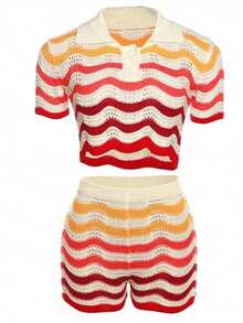 Set da 2 pezzi di top corto a maniche corte in maglia lavorata a uncinetto con colletto rovesciato, chiusura con bottoni, orlo arricciato e inserto traforato, in tinta arcobaleno a blocchi di colore, e pantaloncini attillati, per vacanze al mare per donne - Bianco - Visualizzare 5