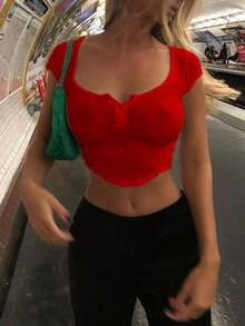Camisas cortas de verano de canalé de un solo color para mujer, con cuello de scoop, manga de casquillo y dobladillo curvo, con botones - Rojo - Ver 3