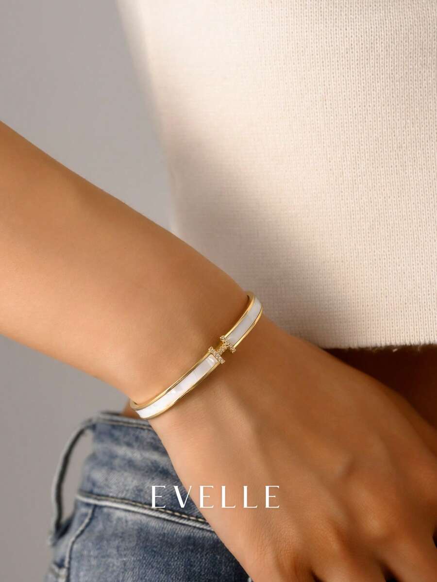 18k 镀金字母 H 白色珍珠母手镯，适合派对和日常佩戴 - 金色 - 查看 1