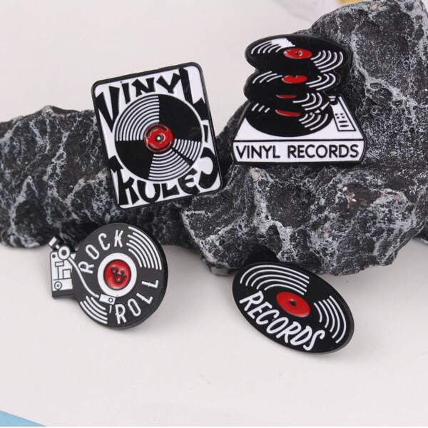 1 broche temático de disco de vinil, broche de vinil com música retrô, broche estiloso inspirado em disco de vinil, design com tema musical retrô, perfeito para amantes da música, especialmente aqueles que apreciam a cultura do disco de vinil e buscam acessórios personalizados. Adiciona um toque vintage e moderno à mochila escolar.