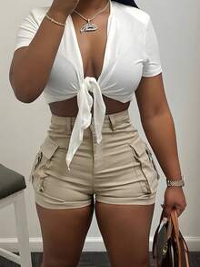 Steph T Short cargo de cintura alta color caqui con detalles de cinta, bolsillos con solapa, espalda elástica, shorts casuales cómodos de verano, estilo de moda para mujer del Y2K Rave - Caqui - Ver 8