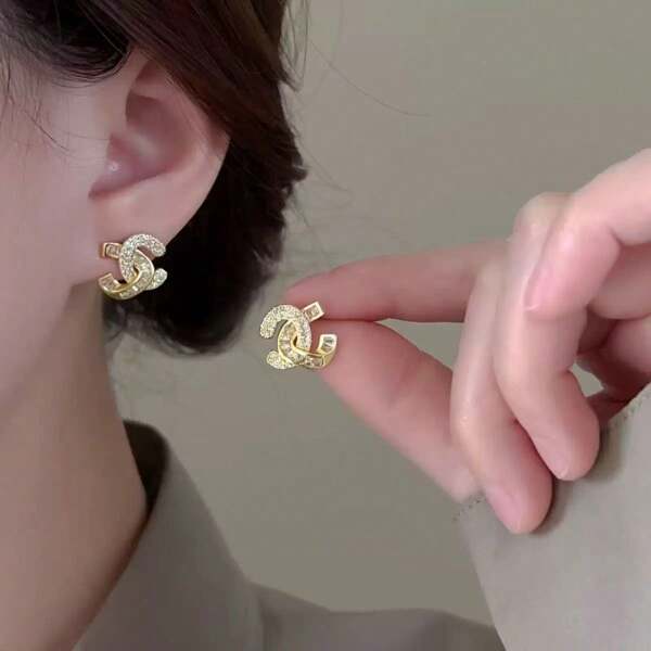 1 par de pendientes franceses vintage de estilo chic con doble C para mujer, lujosos pendientes de botón con cristales de circonita, versátiles para uso diario y citas