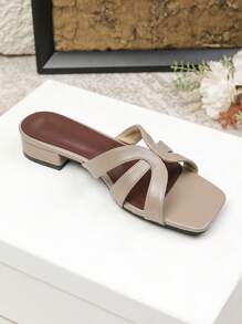 Sandales plates pour femmes 2025 Printemps Été Nouvelle Mode Polyvalente Semelle Souple Antidérapante Tongs de Plage Sandales Romaines Mode Plus Taille Chaussures Femme