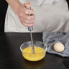 Halfautomatische handmatige melkopschuimer/garde van roestvrij staal, handmatige drukmixer voor koffie, melk, room en eieren - Ongeladen keukengereedschap voor bakken en koken - Gebruiksvriendelijke handmixer voor koken en bakken - Efficiënt mengontwerp voor bakken en melkschuim, Duurzaam roestvrij huishoudelijk keukengereedschap, Stijlvol ringvormig handvat in willekeurige kleur