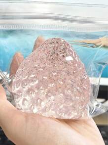 Juguete suave con forma de fresa grande y brillante, de material tipo silicona con aroma, hecho a mano para aliviar el estrés, de color rosa transparente con Top crema.
