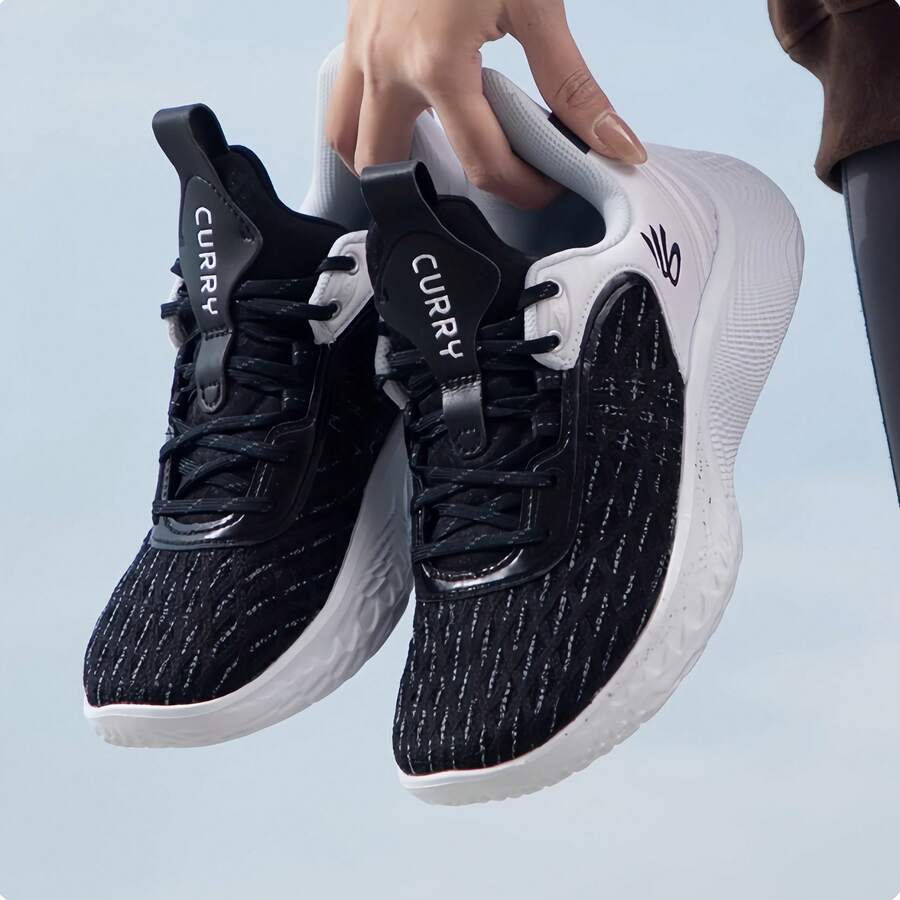 Under Armour Botas de combate Curry Star para hombre CURRY10, zapatillas de baloncesto bajas con amortiguación - Blanco y Negro - Ver 1