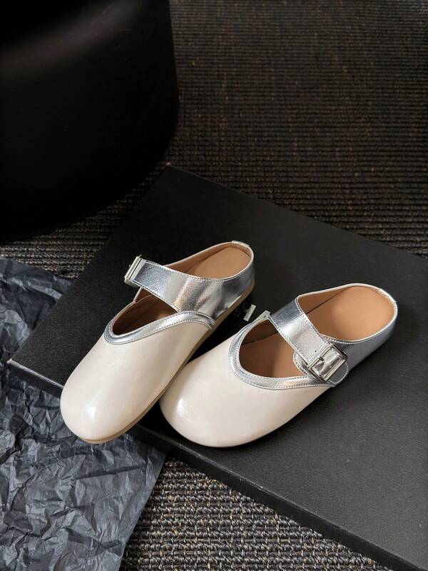 Sandalias planas de estilo campus en color blanco sólido, con diseño adorable de punta redonda, hebilla, textura suave y cómoda, al estilo chino para resort de verano