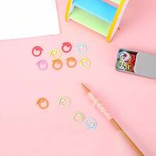 20/50/100 Stück Mehrfarbige Metall Spiral Maschenmarkierer, Offene Metall Maschenmarkierer Häkelmarkierer mit Aufbewahrungsbox, für Häkelkleidung Markierung, DIY Bastelprojekte, Nähgarn Nadel Strickmaschen Verfolgungsmarkierer - Verschiedenfarbig - Übersicht 2