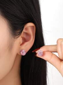 10mm mittelgroße Kristallkugel Ohrstecker vereinen auffallenden Stil mit praktischem Design. Jeder Ohrstecker hat von Hand eingesetzte Kristalle auf einer stabilen Ton-Basis, die mit einer Sterling-Silber-Kappe und einem Stift fertig sind. Diese Ohrstecker bieten einen markanten, aber vielseitigen Hauch von Brillanz, was sie perfekt für den Alltag sowie für besondere Anlässe macht.