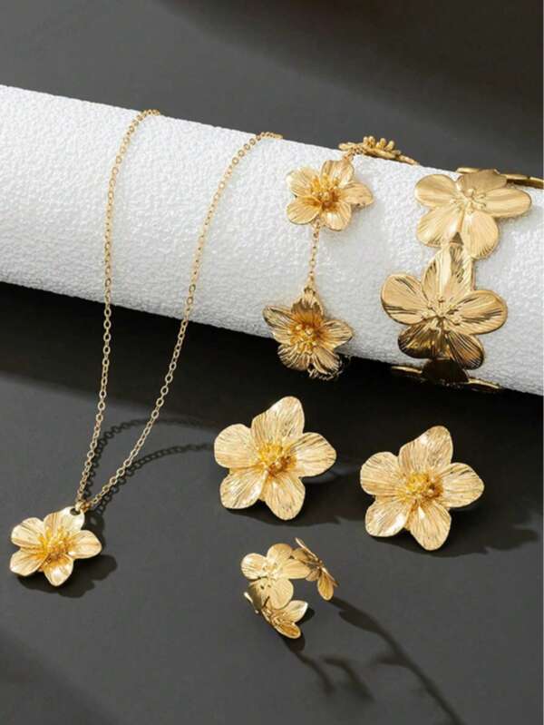 6 pièces Ensemble de bijoux vintage en or avec pendentif, collier, bracelet, bague et boucles d'oreilles à motif floral gravé pour femmes