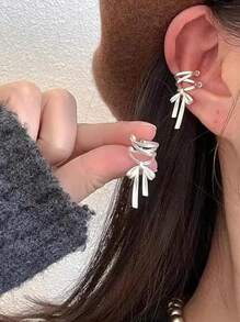 Une paire de barrettes d'oreille à ruban blanc pur de conception à petite échelle pour le perçage d'oreilles sans trous d'oreilles, convenant aux boucles d'oreilles de style ballet. Peut être porté quotidiennement par les hommes et les femmes.