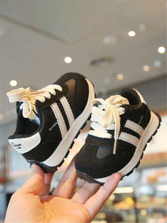 1 双男婴拼色 PU 钩环设计平底休闲可爱运动鞋，适合春秋季