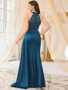 MIUSOL Robe de soirée longue de fête avec col ras-du-cou, dentelle fleurie pailletée, contraste de satin et fendu sur le côté fendu jusqu'à la cuisse