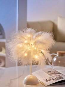 1 pièce Lampe de table à LED avec flamme artificielle romantique et plume - Style nordique moderne, lumière de nuit romantique. Alimentée par 3 piles AA (piles non incluses). Convient pour les têtes de lit, les bureaux, les salons, les anniversaires, les décorations de fêtes. Également un choix idéal pour les cadeaux d'anniversaire.