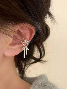 Une paire de barrettes d'oreille à ruban blanc pur de conception à petite échelle pour le perçage d'oreilles sans trous d'oreilles, convenant aux boucles d'oreilles de style ballet. Peut être porté quotidiennement par les hommes et les femmes.