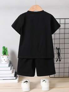 Conjunto de camiseta de manga corta y pantalón corto para niños con estampado de letras de cabeza de vaca. - Negro - Ver 3