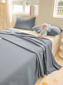 1 件现代华夫格编织床单，采用柔软透气的涤纶面料制成，可机洗