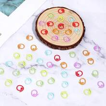 20/50/100 Stück Mehrfarbige Metall Spiral Maschenmarkierer, Offene Metall Maschenmarkierer Häkelmarkierer mit Aufbewahrungsbox, für Häkelkleidung Markierung, DIY Bastelprojekte, Nähgarn Nadel Strickmaschen Verfolgungsmarkierer - Verschiedenfarbig - Übersicht 9