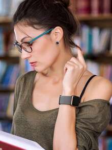 尼龙表带，兼容 38mm、40mm、41mm、42mm、44mm、45mm、46mm、49mm 表盘。柔软、透气、弹性尼龙表带。兼容 Series Ultra/11/10/9/8/7/6/5/4/3/SE。男女皆宜的运动休闲表带。佩戴舒适。 - 太空灰 - 查看 9