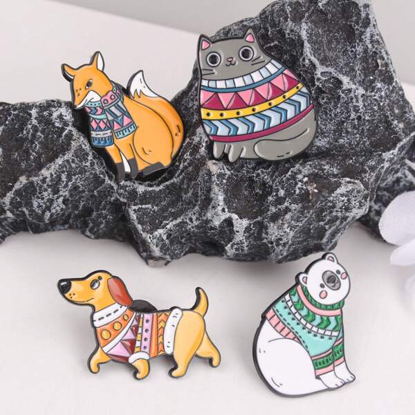 1 broche de animal fofo em suéter, broche da série de suéteres com animais da moda, broche adorável da série de animais vestidos com suéter, o estilo do design é fofo e animado, com cores brilhantes, combinando animais com elementos de suéter da moda, adequado para pessoas que gostam de acessórios de animais e estilo fofo, e pode adicionar uma atmosfera divertida e acolhedora à mochila escolar.