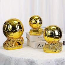 1 pièce Trophée de football doré en résine - Conception réaliste de ballon de soccer avec couture détaillée, idéal pour la décoration thématique des sports, utilisation intérieure/extérieure, parfait pour Noël, Thanksgiving, la fête des pères, la remise des diplômes et la fête nationale des grands-parents, décoration intérieure et extérieure | Décoration thème football | Conception de couture détaillée, décoration football