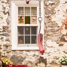 Accesorios de decoración realistas de Halloween: tela ensangrentada, manos y pies cortados con cadena o cuerda para colgar en la casa embrujada. - rojo púrpura - Ver 3