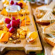 20/50/100/200/400 piezas Elegantes palillos de bambú para frutas con cuentas doradas en la parte superior - Perfectos para aperitivos, bebidas, frutas, canapés y bodas, decoración de bodas | Elegantes tenedores dorados para frutas | Palitos de bambú duraderos para bandejas de frutas y talla grande - Multicolor - Ver 5