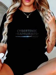 Camisa de cuello redondo de manga corta de algodón de 220g con estampado de espada de samurái cibernético de un solo lado. Algodón mercerizado resistente de 220g, corte tradicional, estampado blanco solo en el pecho, letras de silicona "LESS" tradicionales. Diseño preciso de hombros y tratamiento de cintura micro, siete puntadas ocultas para realzar la sensación de calidad. Para entrevistas, inauguraciones de galerías y otras ocasiones que requieren una textura discreta, completo con un manual de cuidado de prendas. "Para mi hermana al comienzo de su carrera, la filosofía de 'Menos es talla grande'." - Negro - Ver 1