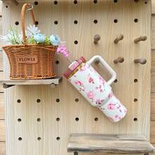 40 Oz H2.0 Insulated Tumbler** With A Comfortable Handle, Featuring Double-Walled Vacuum Insulated Stainless Steel Construction. This High-Quality Drinkware Keeps Your Beverages At The Perfect Temperature, Whether It's Hot Or Cold, Ensuring The Original Taste Is Preserved For Longer Periods. Designed To Be Lightweight And Portable, It's Perfect For Outdoor Activities Like Camping, Hiking, Driving, And Travel. With A Large Capacity, It Meets Your Hydration Needs Throughout The Day. Stylish And Convenient To Carry, It's An Ideal Choice For Outdoor Enthusiasts And Makes A Thoughtful And Practical Gift, Whether For Friends Or Family. - 粉碎花 - 查看 3