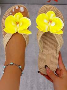 Nuevas sandalias tipo chanclas de verano con diseño floral amarillo vibante 2025, sandalias de dedo de moda casual, con suela gruesa de estilo minoritario, cómodas, antideslizantes y resistentes al desgaste, adecuadas para viajes y vacaciones