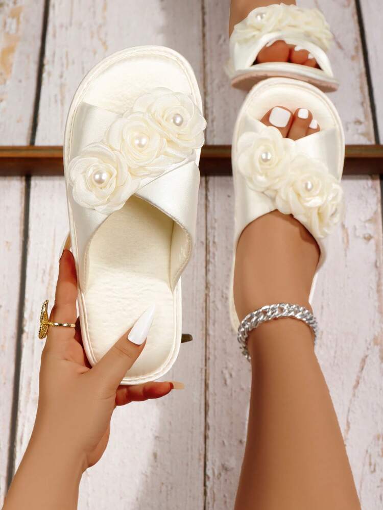 Élégantes sandales plates femme pour l'extérieur/l'intérieur, avec perles, camélia en satin et croisement, semelle antidérapante - Blanc - Voir 1