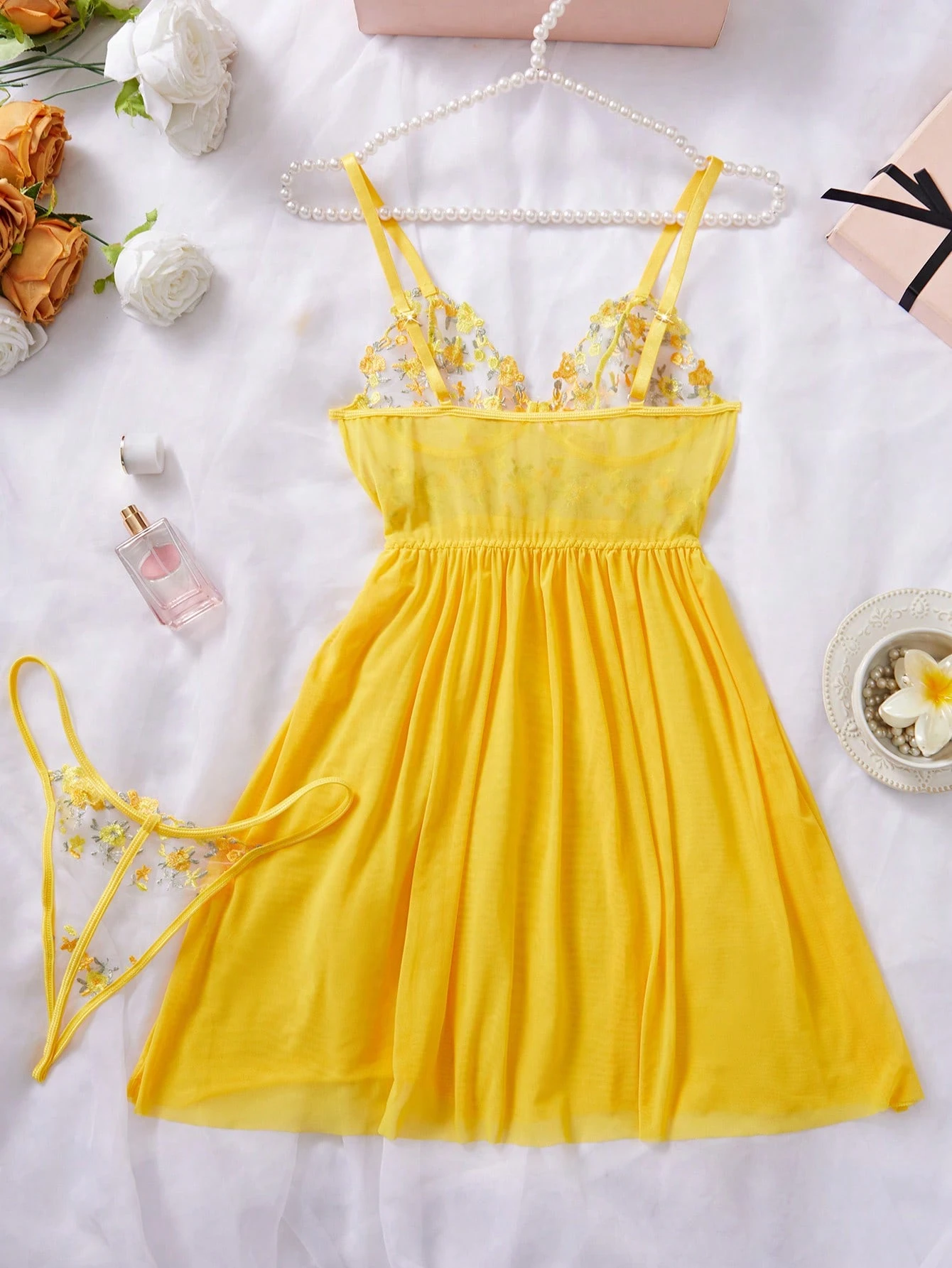 فستان زلة شفاف من الشبك والدانتيل المتباين، جذاب وأنيق، مناسب للحفلات