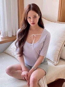 Áo thun ngắn tay dáng lửng cổ tròn thấp "Awake" bằng satin chi tiết ruy băng của YIU Summer dành cho nữ, thích hợp mặc hàng ngày. - Màu tím - Xem 8