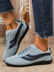 حذاء رياضي كاجوال ذو قاع ناعم مسطح للنساء موديل 2025 الجديد، بطراز أمريكي رجعي بنمط ربطة، أحذية رياضية منخفضة الرقبة مريحة، بتصميم ألوان متباينة للربيع - الأزرق - مشاهدة 4