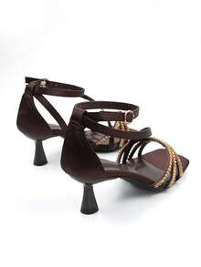 Giày sandal cao gót nữ kiểu dáng sang trọng, quai vàng đính đá lấp lánh, màu nâu satin, mũi vuông, gót thấp, thoải mái khi mang hàng ngày và dự tiệc, phù hợp với trang phục mùa xuân hè. - màu nâu - Xem 5