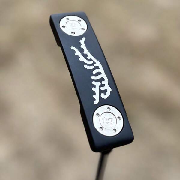 1 pièce Putter de golf tigre, clubs de golf de 32, 33, 34, 35, 36 pouces avec housse de protection. Nombre limité de clubs de golf - Améliore la vitesse de la balle et la précision avec la ligne de visée.
