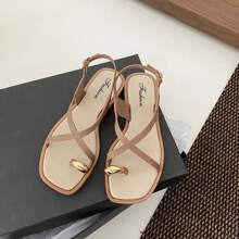 Nuevas zapatillas con puntera de 2025, sandalias planas con palabras en estilo romano para celebridades de internet, calzado de mujer para el verano