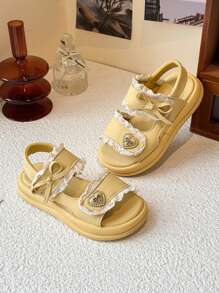 Sandalias para niñas 2025 Nuevas Zapatos de verano para niños Zapatos de playa de suela blanda Sandalias deportivas de moda para niñas pequeñas Zapatos antideslizantes